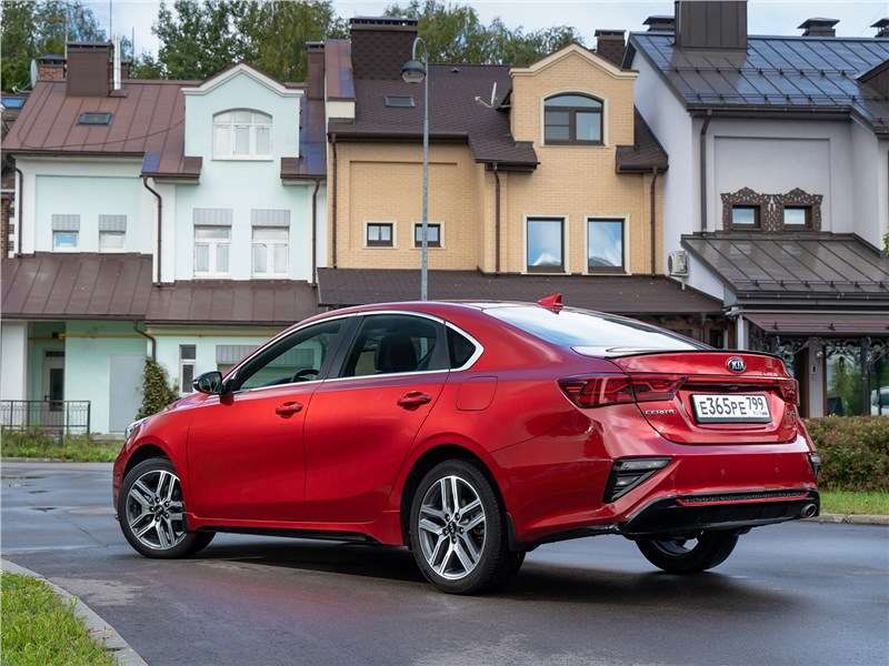 Фото KIA Cerato - Популярности Kia Cerato способствуют проверенные временем 1,6- и 2-литровый «атмосферники» и гарантия 5 лет или 150 тыс. км пробега