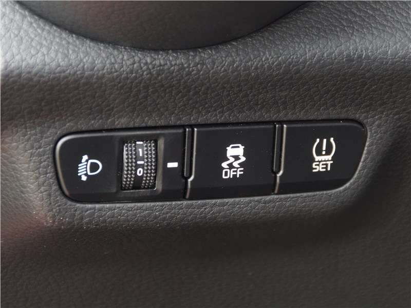 Фото KIA Picanto - С помощью кнопок слева от руля можно отключить ESC, а также проконтролировать давление в шинах