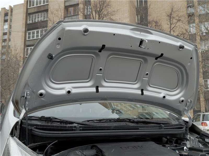 Фото KIA Picanto - Капот лишен дополнительной шумоизоляции, и в целом автомобиль шумноват, особенно на скорости