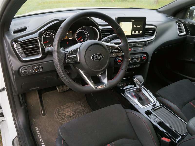 Фото KIA ProCeed - Салон спортивной версии универсала очень уж похож на другие автомобили Kia. Ему бы добавить ярких элементов, настраивающих на энергичный лад