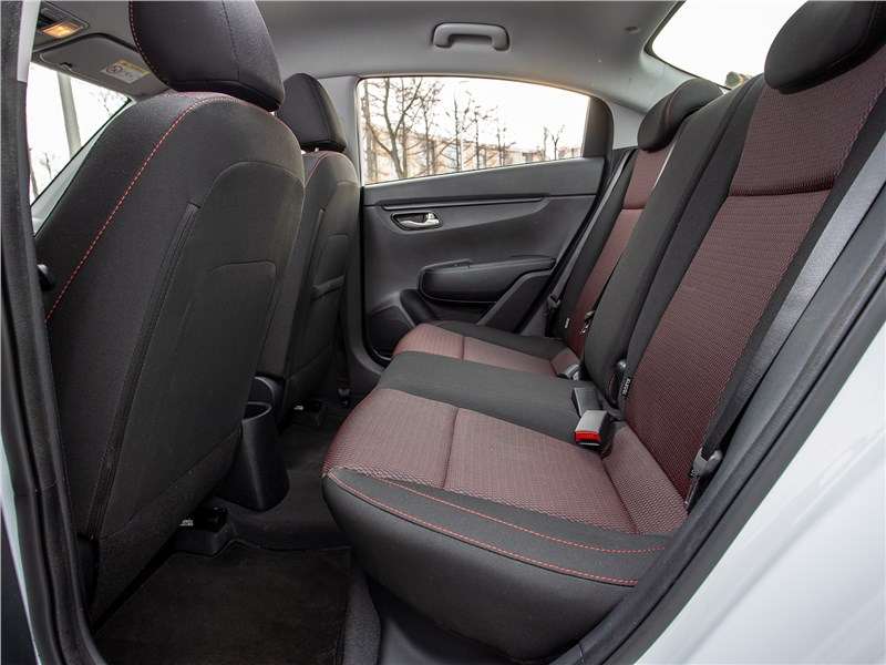 Фото KIA Rio - Угол наклона подушки дивана обещает уютную посадку, но места для ног по-прежнему немного