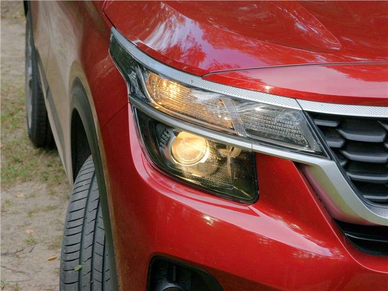 Фото KIA Seltos - Интересный эффект: днем свет фар кажется желтоватым, а в темноте он заметно голубеет. Ближний свет отличный, дальний немного размытый 