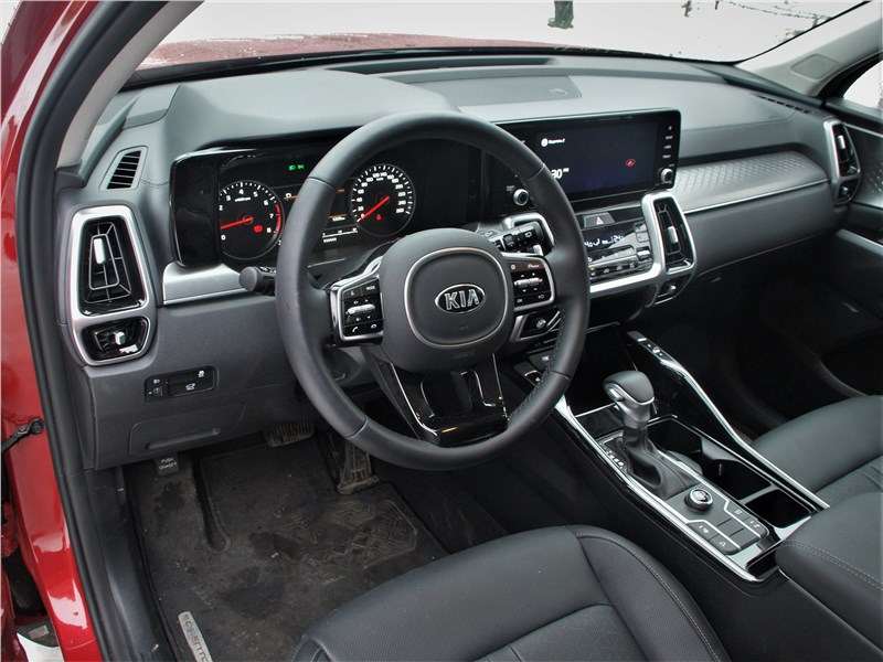 Фото KIA Sorento - Оформление передней части салона — просто шик-модерн. Этот кроссовер гораздо больше соответствует наименованию Prime, чем его «сдержанный» предшественник