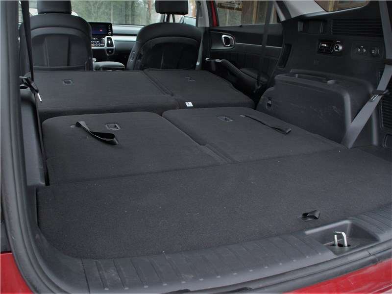 Фото KIA Sorento - Фирма заявляет, что максимальный объем багажника у нового Sorento возрос до 2100 л