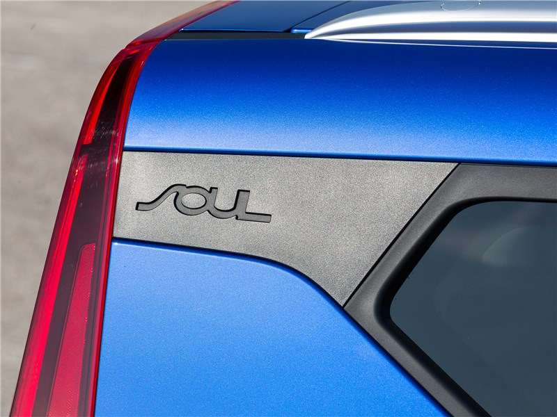 Фото KIA Soul - Задние стойки с пластиковыми накладками создают эффект «парящей» крыши