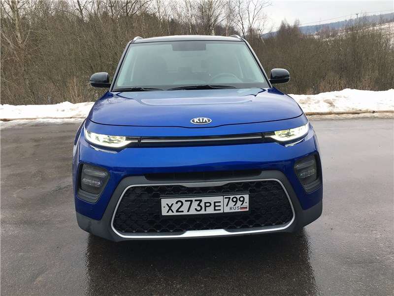 Фото KIA Soul - Soul больше всего похож на солидный кроссовер при взгляде анфас