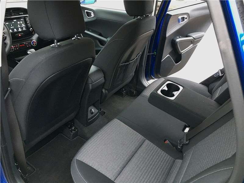 Фото KIA Soul - Хотя подушка заднего дивана плоская, но втроем сзади лучше все-таки – на короткие дистанции