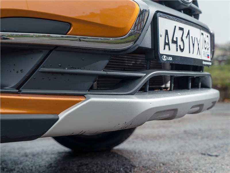 Фото Lada Granta Cross - Высоко расположенные бамперы не дают повода опасаться за их сохранность
