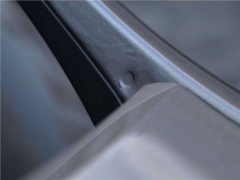 Фото Lada Granta - Кузова «Грант» сварены аккуратно, панели тщательно подогнаны, зазоры относительно ровные. Но в области крышки багажника седана видны точки сварки