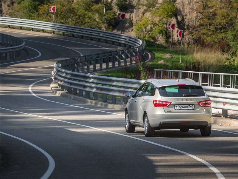 Фото Lada Vesta - Задняя часть кузова здесь вовсе не кажется перетяжеленной, как на подавляющем большинстве других универсалов