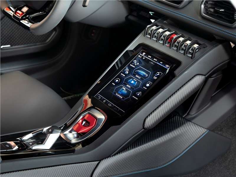 Фото Lamborghini Huracan Evo - Lamborghini Huracan Evo 2019 центральная консоль