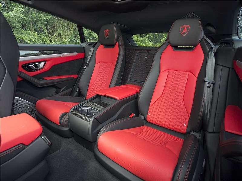 Фото Lamborghini Urus - Раздельные задние сиденья, несмотря на жесткость, очень удобны