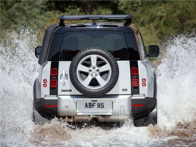 Фото Land Rover Defender 110 - Land Rover Defender 110 2020 вид сзади