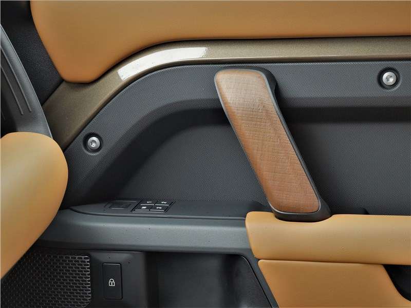 Фото Land Rover Defender 90 - Пассажирская дверь оснащена изнутри вот такой ручкой с деревянной вставкой. Водителю аналогичная ручка не положена