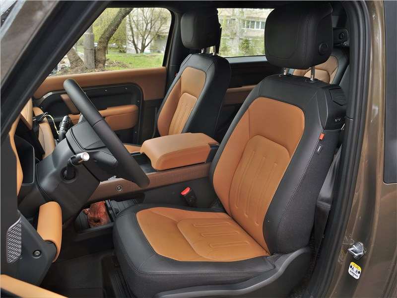 Фото Land Rover Defender 90 - Передние кресла, может быть, не обладают спортивным «держаком», однако пенять на их неудобство — чистой воды снобизм