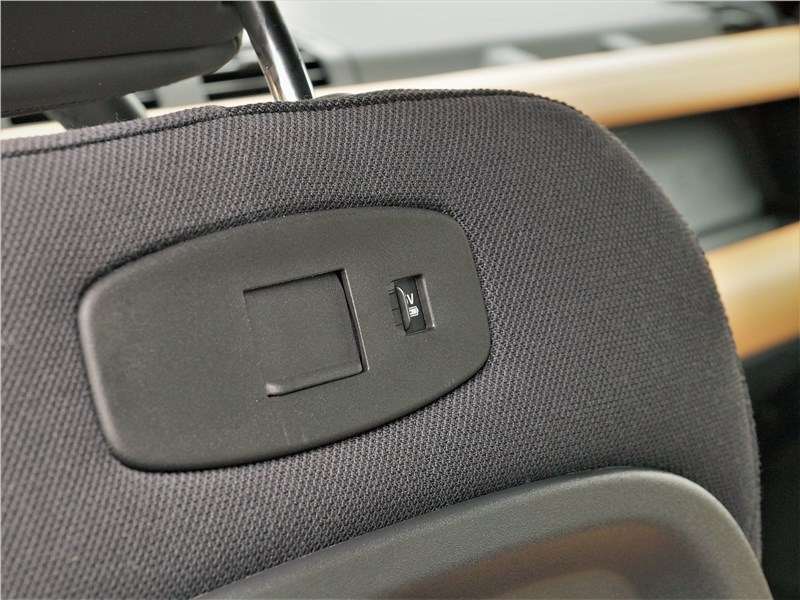Фото Land Rover Defender 90 - Интересное решение: гнезда USB, встроенные в спинки передних кресел