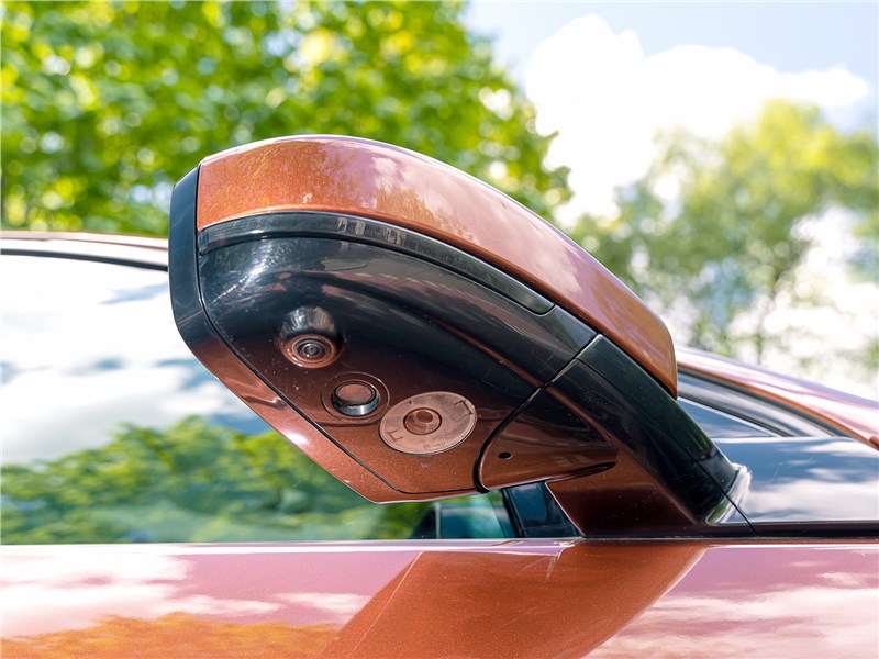 Фото Land Rover Discovery Sport - Зеркала подсвечивают околодверное пространство
