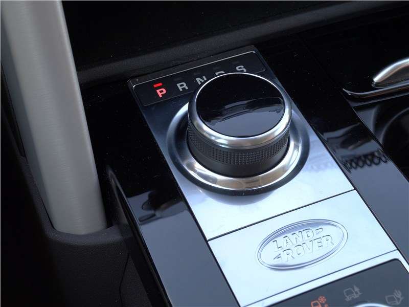 Фото Land Rover Discovery - Шайба выбора режимов движения «всплывает» из туннеля пола, точно так же, как на «Ягуарах»