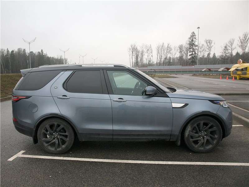 Фото Land Rover Discovery - Пятое поколение Discovery удлинилось на 141 мм. Одновременно стало ниже и уже