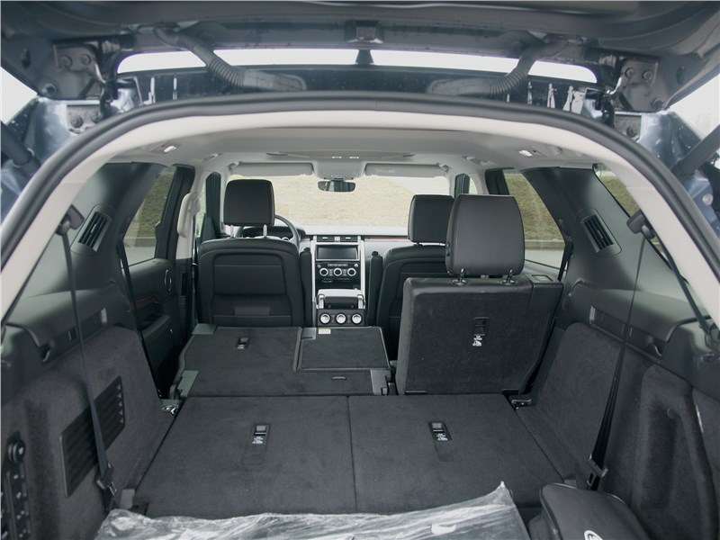 Фото Land Rover Discovery - Все сиденья легко конфигурировать прямо из багажника, для этого на его левой стенке размещен большой пульт