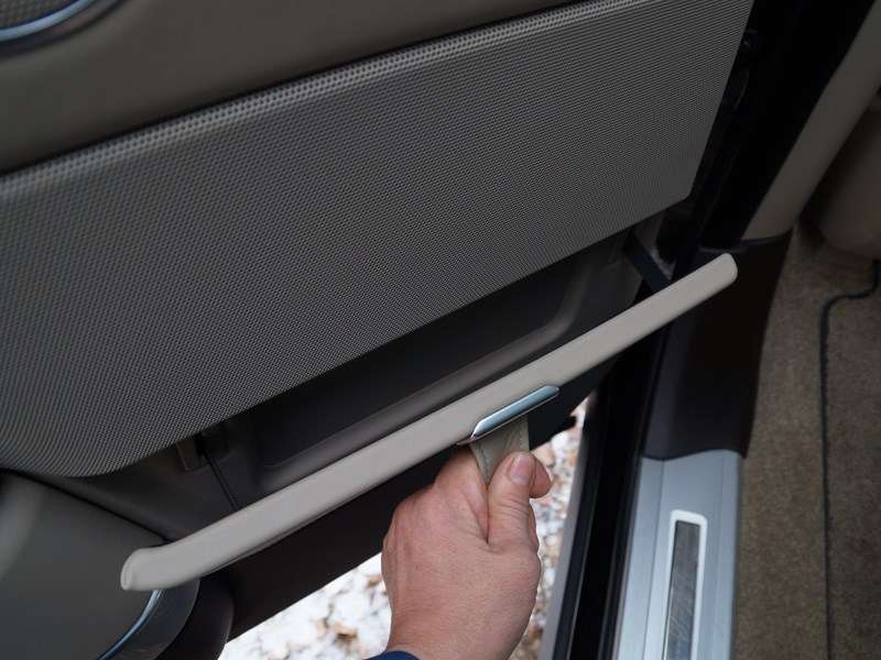 Фото Land Rover Range Rover LWB - В задних дверях также есть емкости с «дверцами»