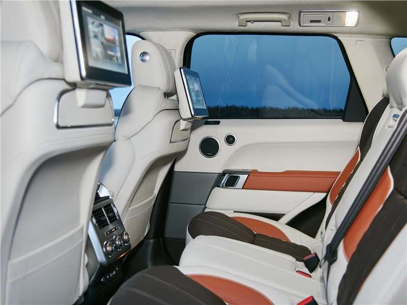 Фото Land Rover Range Rover Sport - Пассажиры второго ряда сидений отнюдь не обделены комфортом. Полноценный бизнес-класс!