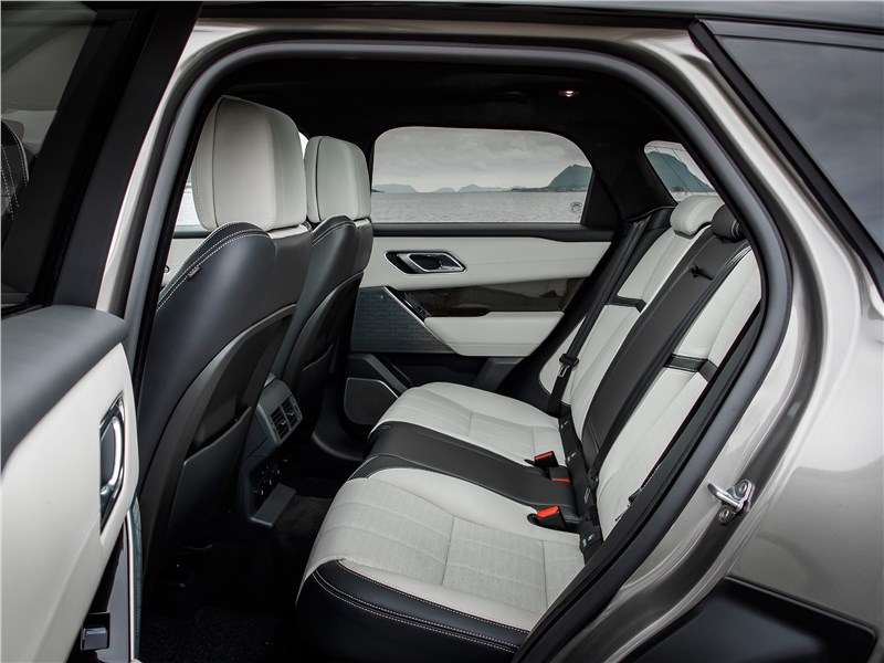 Фото Land Rover Range Rover Velar - Задний диван отформован под два индивидуальных места