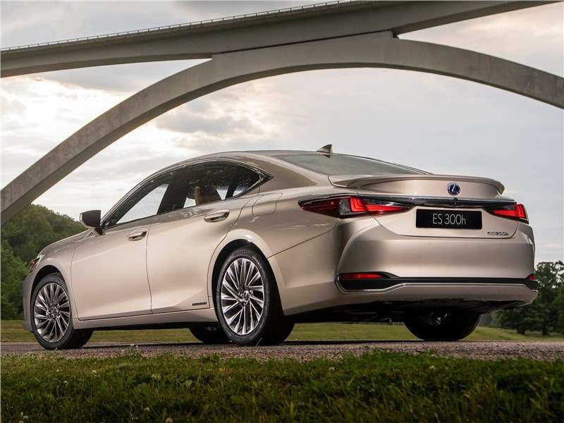 Фото Lexus ES - Lexus ES 2019 вид сзади