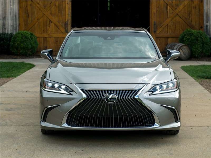 Фото Lexus ES - Lexus ES 2019 вид спереди