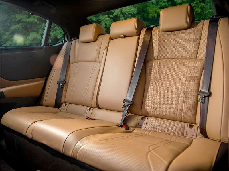 Фото Lexus ES - Сзади – одни из самых просторных и удобных сидений в классе