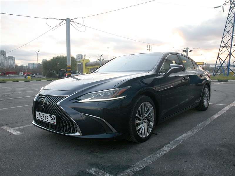 Фото Lexus ES - Внешний вид ES 350 смотрится авангардно на фоне основных конкурентов