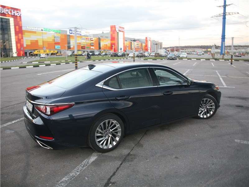 Фото Lexus ES - Облик ES не лишен и модных "тем", в нем явно читается купеобразный силуэт с его плавной линией крыши