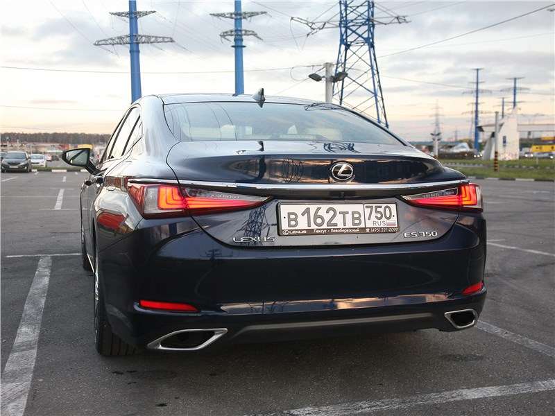 Фото Lexus ES - Сзади прослеживаются фамильные черты, которые роднят ES с флагманом марки - LS