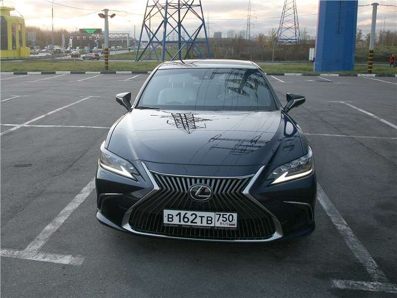 Фото Lexus ES - Безоговорочная доминанта передней части автомобиля - огромная решетка радиатора. У одних она вызывает ассоциацию с веретеном, у других - с песочными часами 
