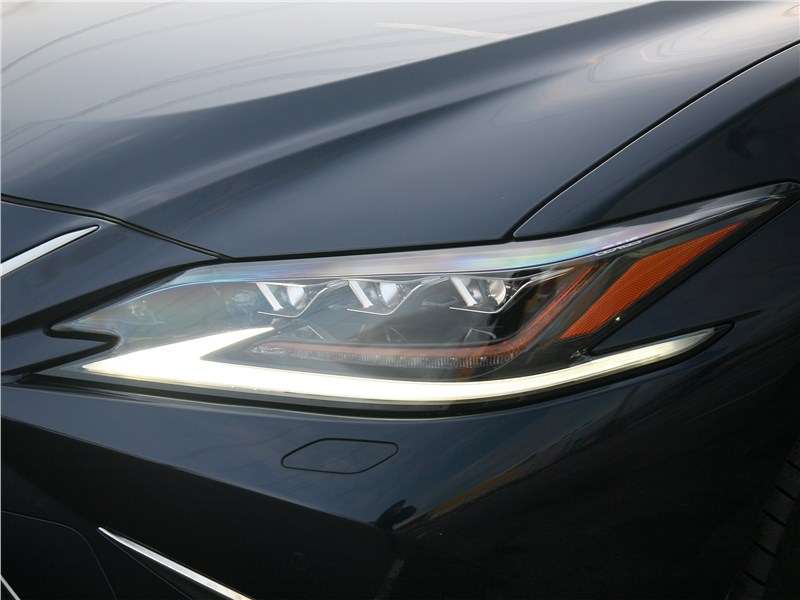 Фото Lexus ES - Светодиодные фары ближнего и дальнего света с тремя линзами...