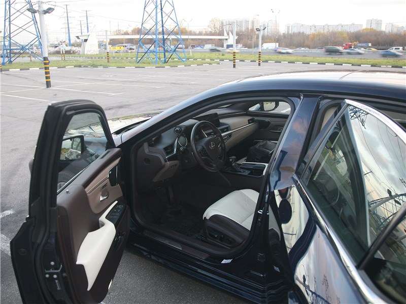 Фото Lexus ES - В салоне почти нет прямых линий и поверхностей. Элементы дверей, передней панели и центральной консоли причудливо сочленяются и "перетекают" друг в друга