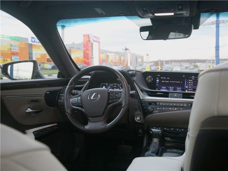 Фото Lexus ES - Дисплей мультимедийной системы не сенсорный. Частично помогают решить эту проблему кнопки выбора отдельных функций (радио, медиа) на центральной консоли и на руле