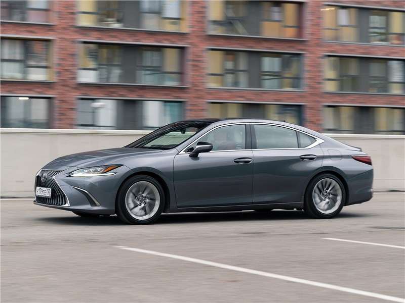 Фото Lexus ES - На фоне предшественника новая модель воспринимается как автомобиль классом выше