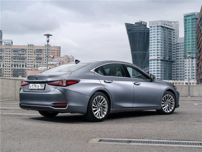 Фото Lexus ES - Lexus ES 2019 вид сзади