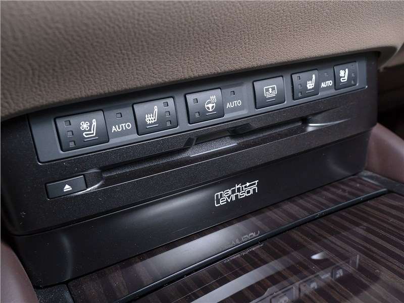 Фото Lexus ES - У подогрева и вентиляции кресел имеется автоматический режим