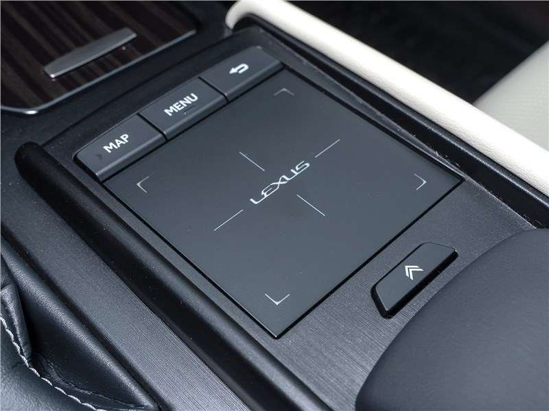 Фото Lexus ES - Тачпад по-прежнему чувствительный, но привыкаешь к этому довольно быстро