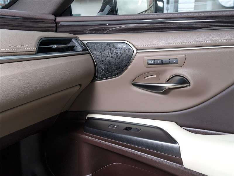 Фото Lexus ES - Клавиши на дверных панелях заведуют памятью положения сиденья