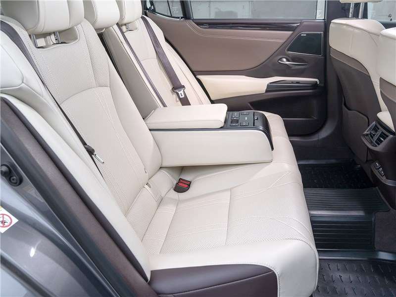 Фото Lexus ES - Второй ряд очень просторный, его сиденья имеют наклон спинок