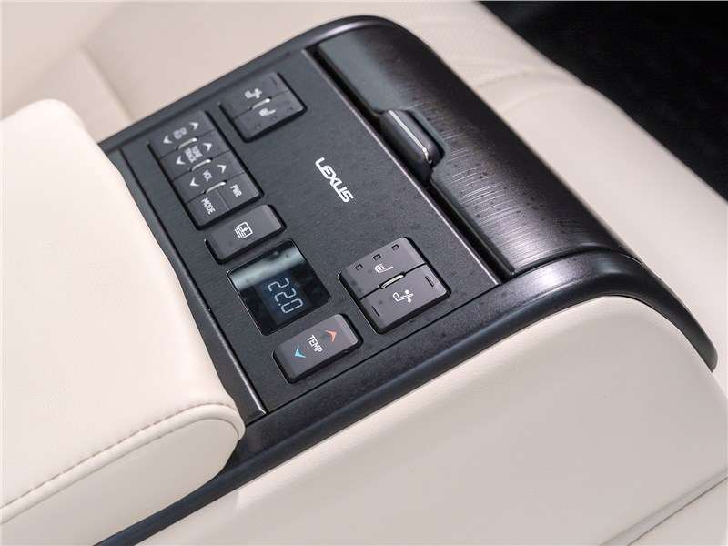 Фото Lexus ES - Сзади есть собственный пульт управления различными девайсами
