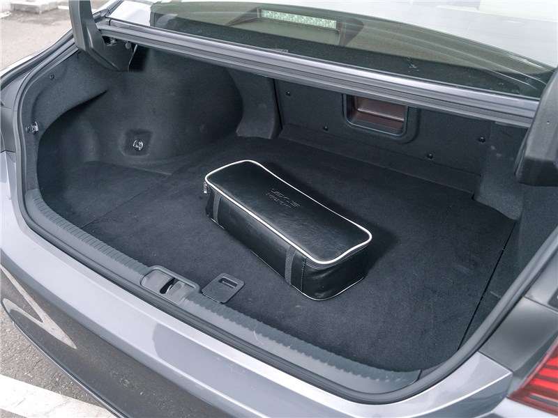 Фото Lexus ES - Объем багажника не рекордный, но пара чемоданов войдет легко