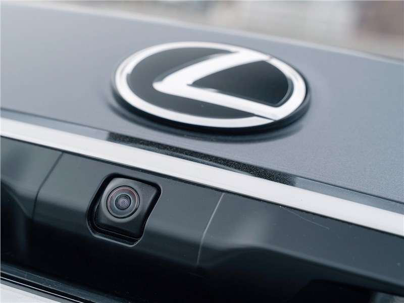 Фото Lexus ES - Без камеры заднего вида нынче никак не обойтись