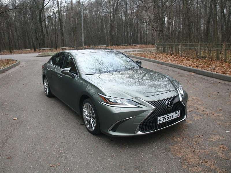 Фото Lexus ES - Автомобиль обладает хищным и стремительным силуэтом