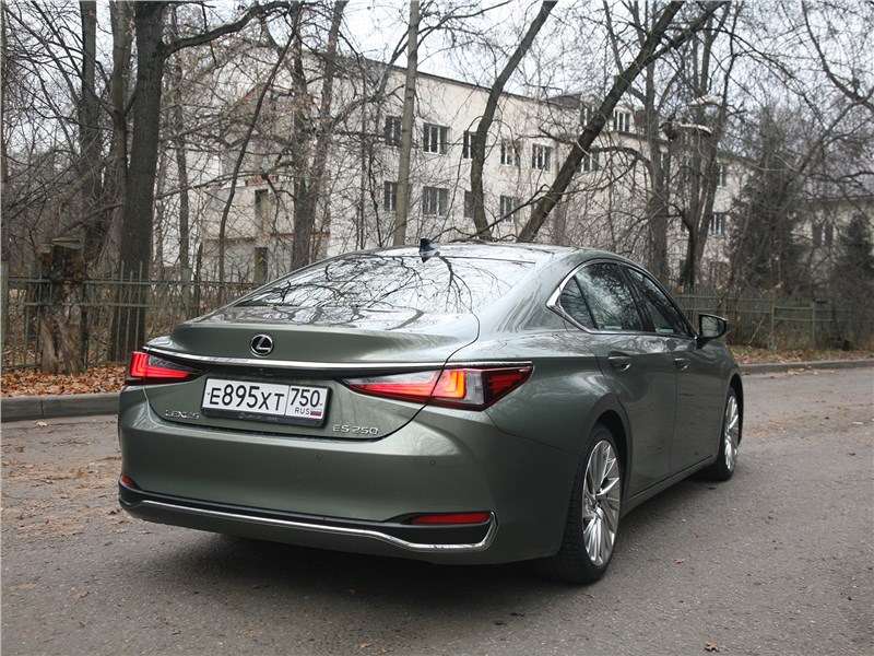 Фото Lexus ES - Даже сзади нет ни намека на грузность
