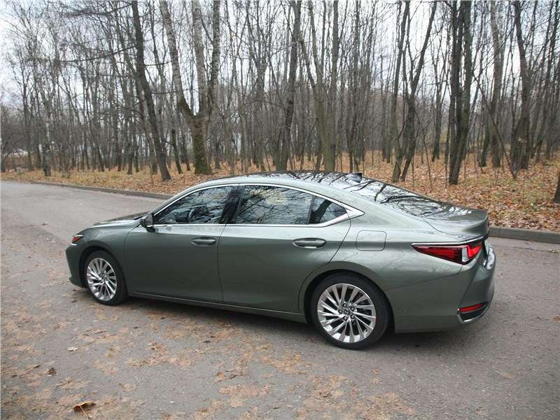 Фото Lexus ES - Lexus ES (2019) вид сзади сбоку