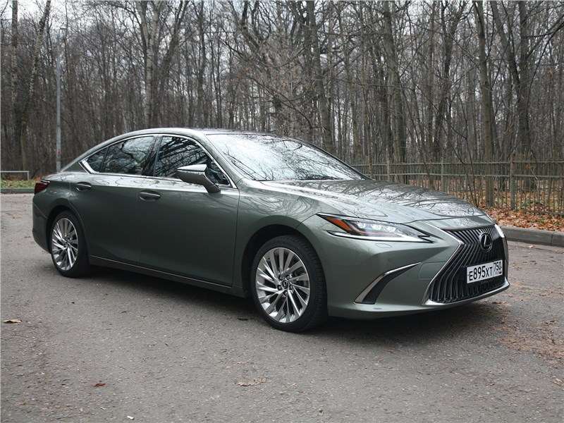 Фото Lexus ES - Lexus ES (2019) вид спереди сбоку